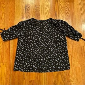 Madewell navy blue v-neck floral top with tied ruching on sleeve